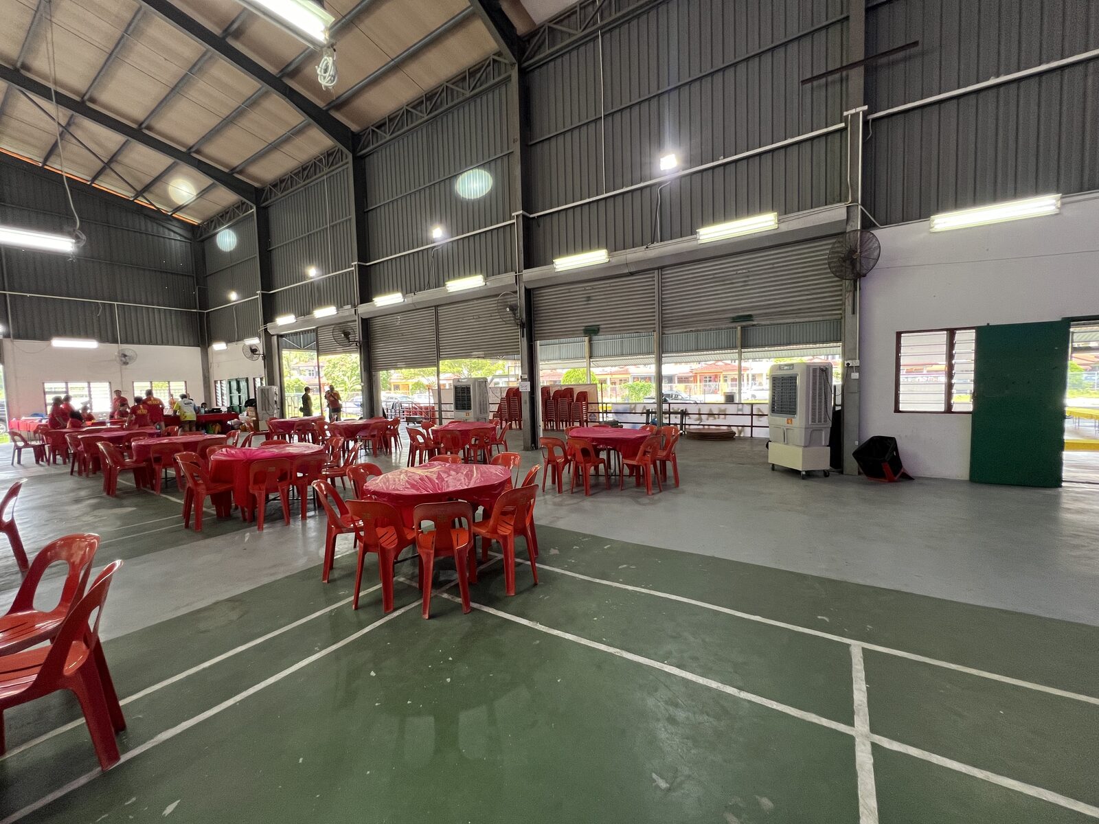 Dewan majlis dengan aircooler dan kerusi merah
