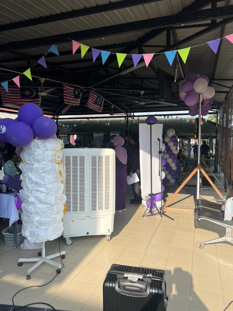 Aircooler di majlis rasmi dengan dekorasi belon