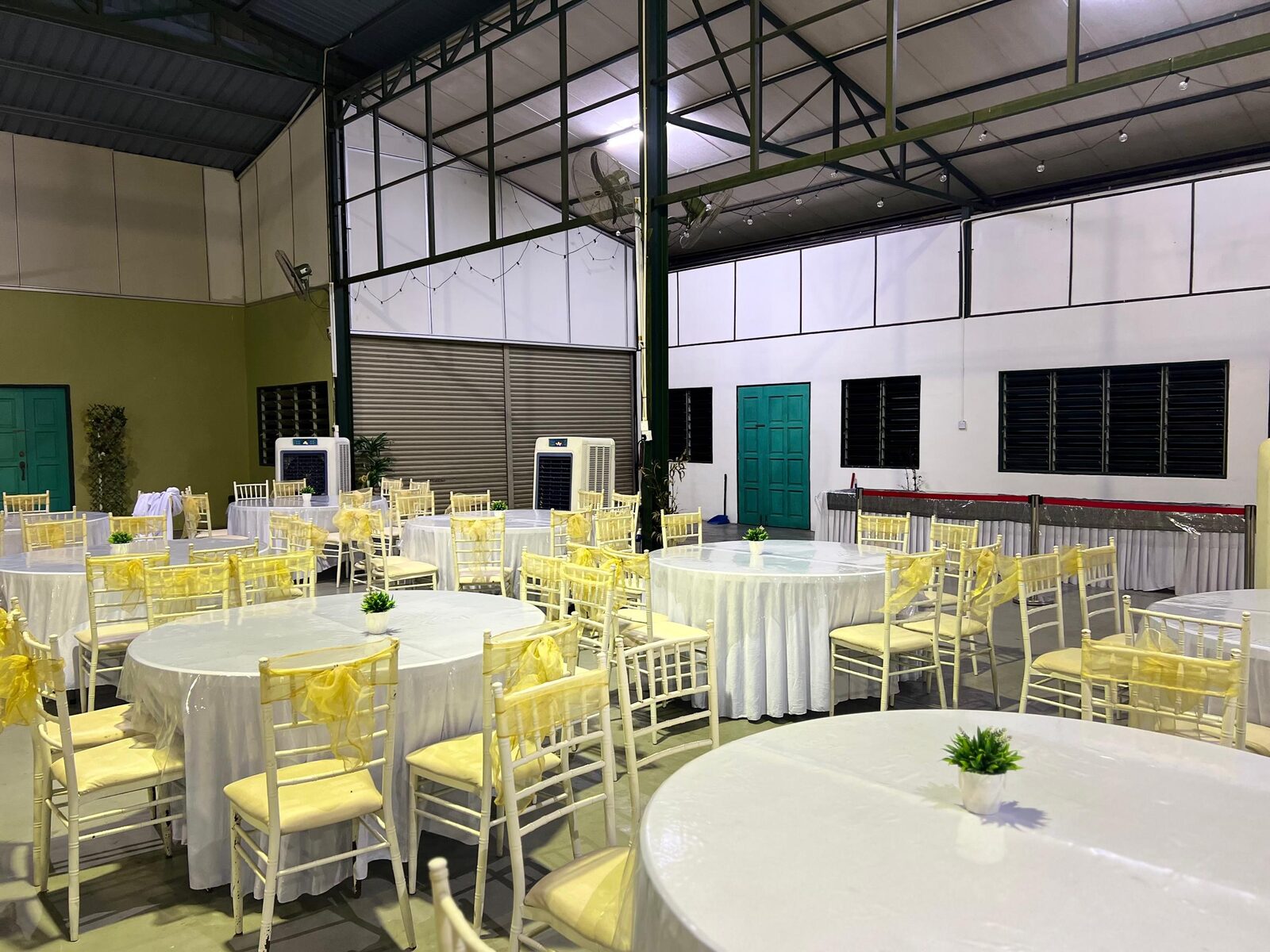 Susunan meja majlis kahwin dengan aircooler