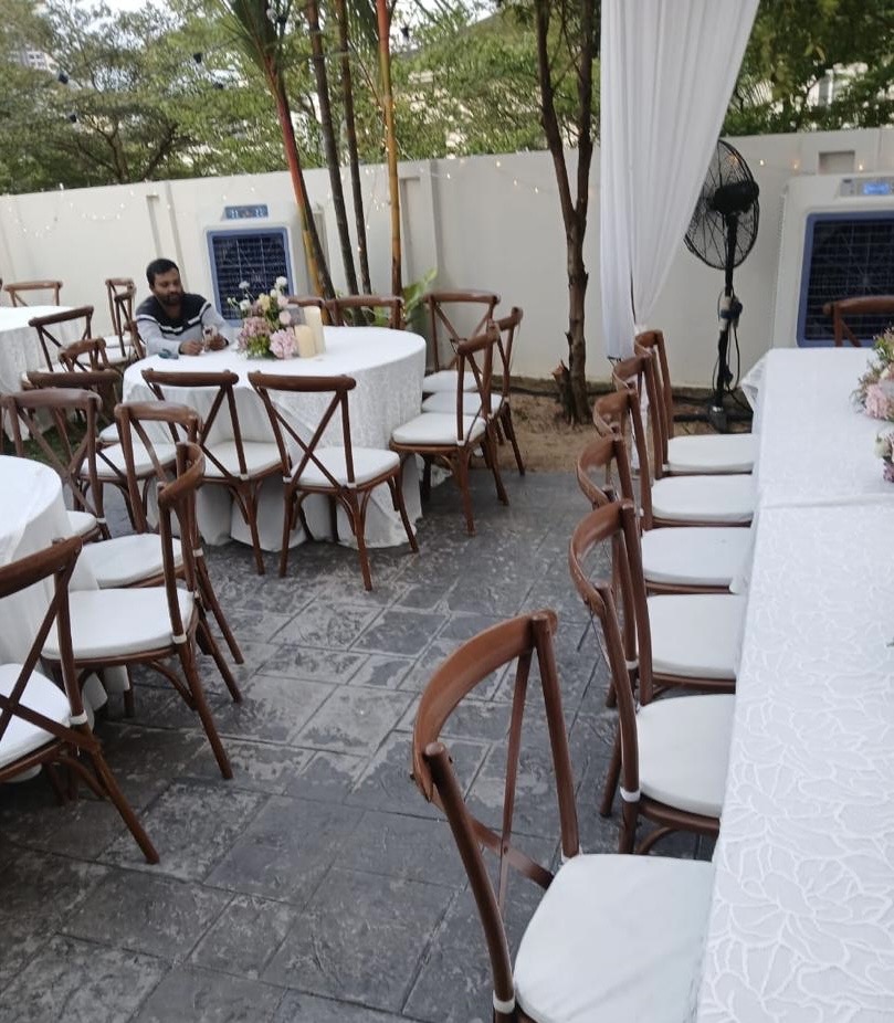 Majlis outdoor dengan unit aircooler di tepi